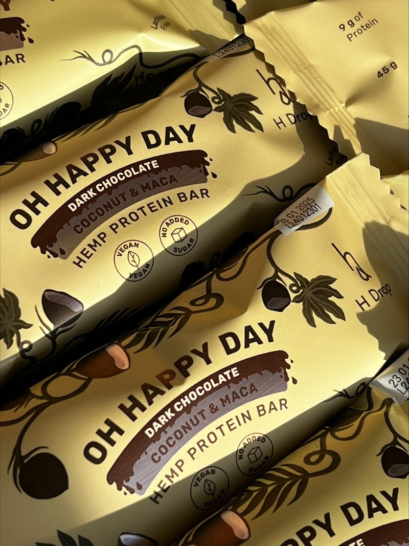 Oh Happy Day – kaņepju proteīna batoniņš ar kokosriekstu un maca, tumšajā šokolādē (12 gab. kastīte)